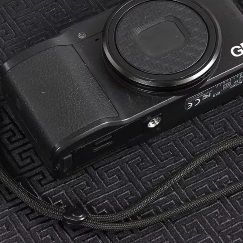 Pasek na nadgarstek do aparatu – Sony Camera Zv-E10 recenzja i cena